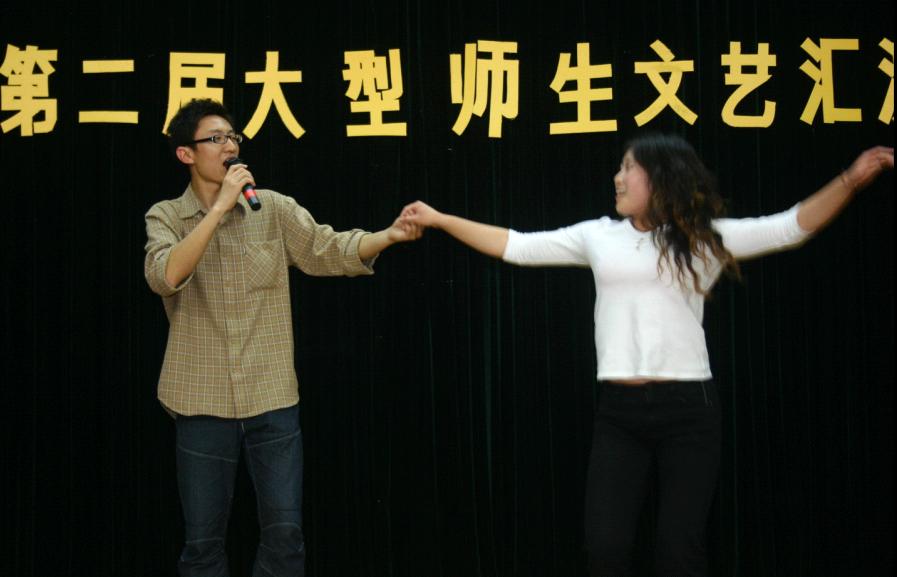 陈文博老师献歌，学生上台伴舞，师生同乐