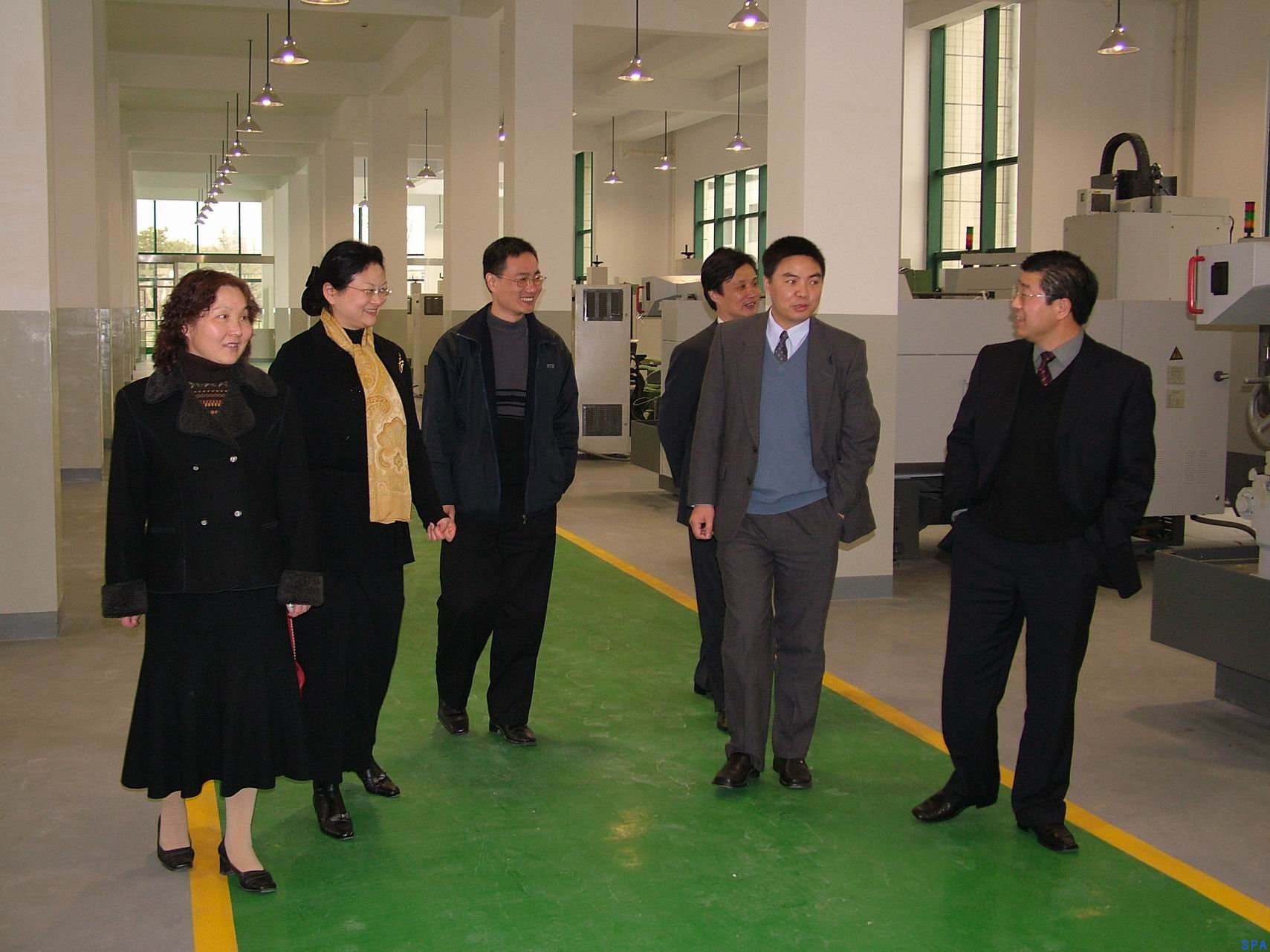 同济领导在参观我校实训基地